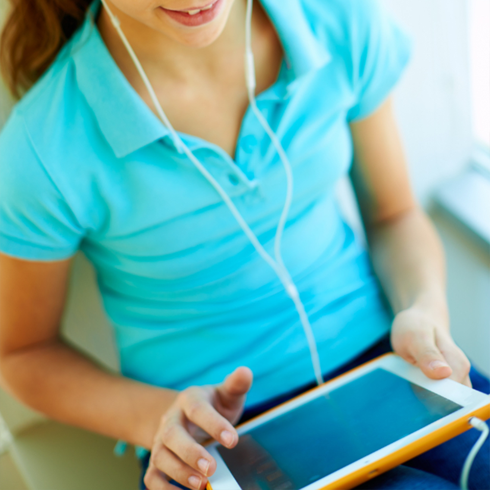 Pantallas, mentes y corazones Protegiendo la salud mental estudiantil en la era digital